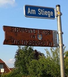 Der erstmalig vergebene Wanderpokal des Linsburger Wikinger-Kegelns 2011 nach der Anbringung