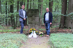 Henrik Berthold und Jürgen Leseberg an der Gedenkstätte Linsburg